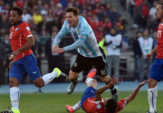 Messi thường xuy&ecirc;n hứng chịu những pha chơi xấu từ đối thủ