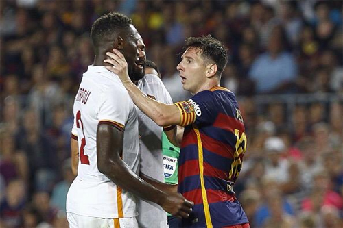 Bị khiêu khích, Messi túm cổ húc đầu đối thủ