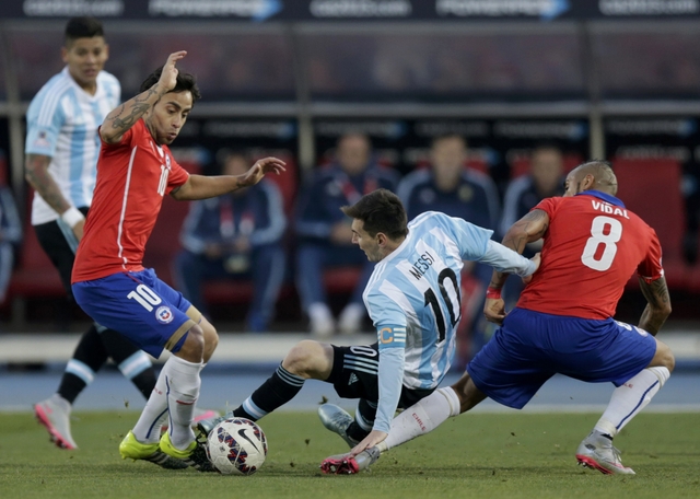 Những h&igrave;nh ảnh thường thấy của Messi trong trận chung kết Copa Armerica 2015 với Chile
