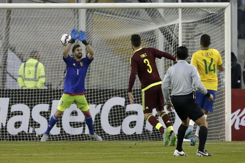 Thiago Silva (14) mở tỉ số sớm cho Brazil