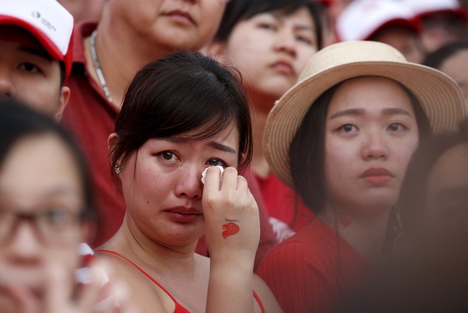 Người dân rơi nước mắt... Ảnh: Reuters