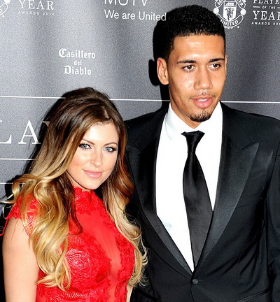 Sam Cooke bên cạnh Chris Smalling