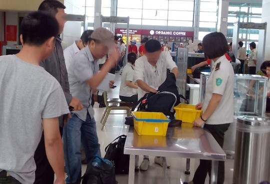 Phạt 7,5 triệu đồng nhân viên ở Nội Bài "nhặt của rơi, bỏ vào túi"