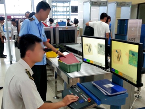 Phát hiện khách mang 5 gói bột nghi thuốc nổ lên máy bay