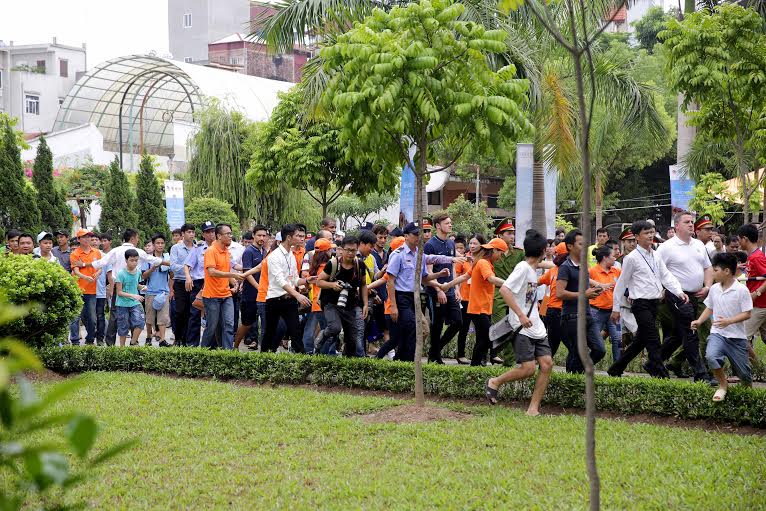 C&aacute;c em nhỏ chen lấn chờ gặp sao Man City