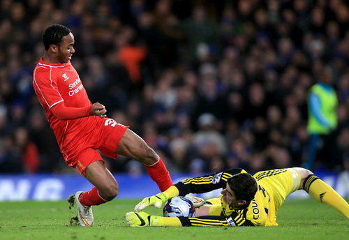 Thủ môn Courtois lăn xả trước mũi giày Sterling