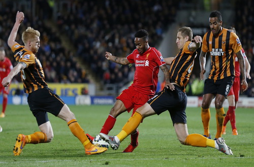 Raheem Sterling tả xung hữu đột trong v&ograve;ng v&acirc;y c&aacute;c hậu vệ Hull City