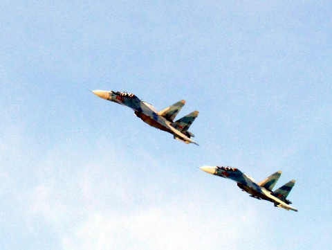 2 máy bay Su-30MK2 bay tuần tra bảo vệ chủ quyền Tổ quốc tại Trường Sa - Ảnh: QĐND chụp từ Trường Sa