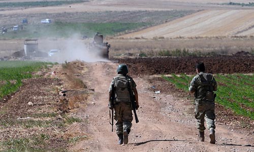 Binh l&iacute;nh Thổ Nhĩ Kỳ tuần tra gần bi&ecirc;n giới với Syria Ảnh: AP