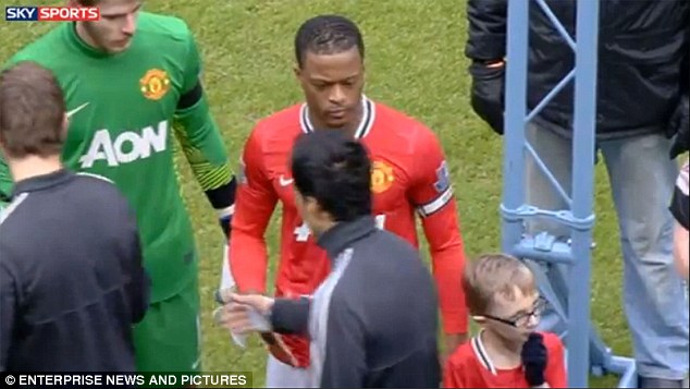 Evra kh6ng thèm đếm xỉa đến Suarez sau khi bị tiền dạo người Uruguay nhục mạ