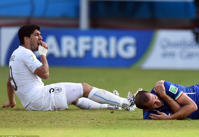 Suarez cắn vai Chiellini ở World Cup 2014 vừa qua