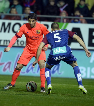 Luis Suarez trong pha bóng tấn công trước Eibar