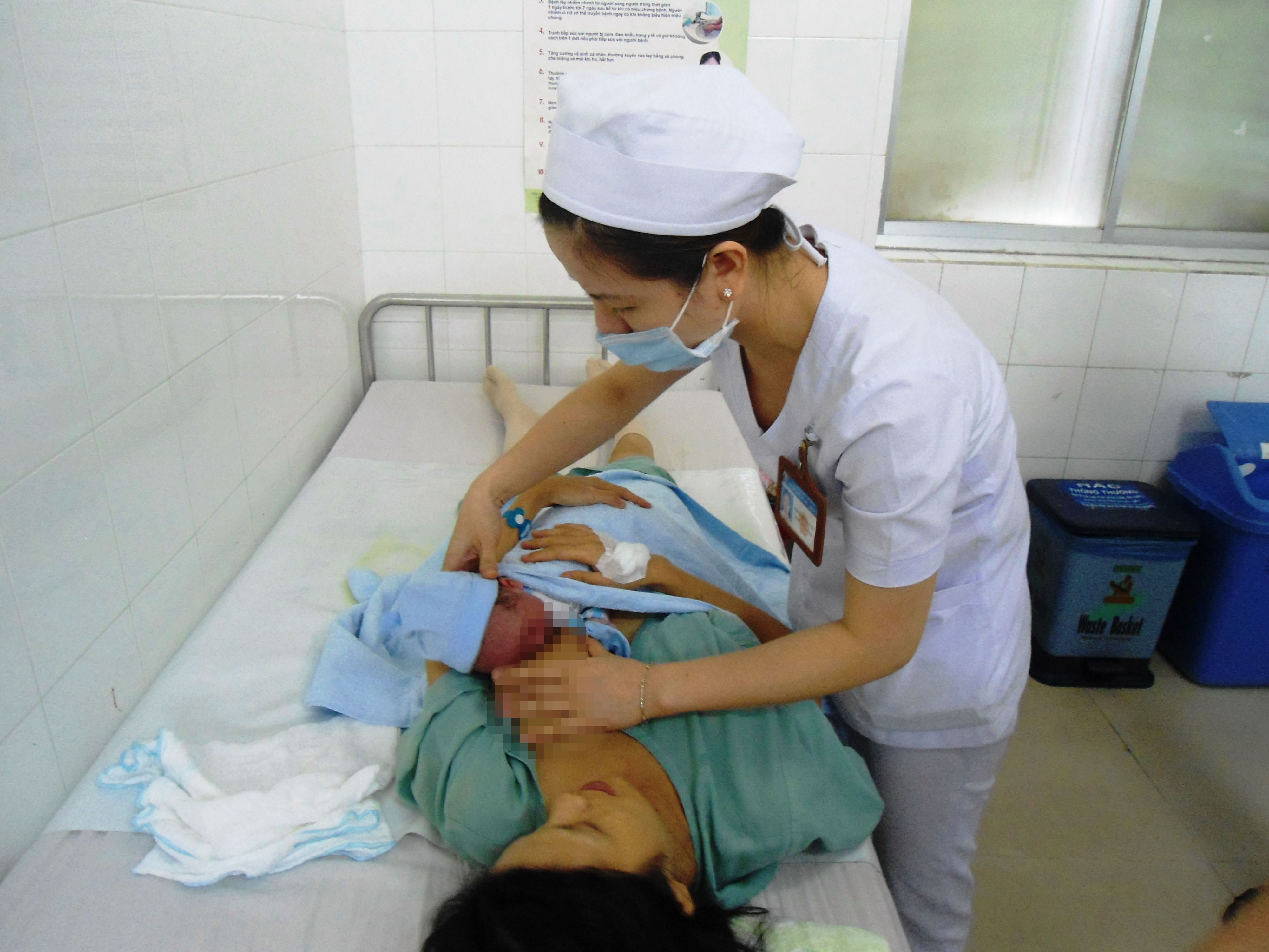 Sản phụ n&ecirc;n c&oacute; chế độ vận động, dinh dưỡng, vệ sinh cơ thể, chăm s&oacute;c b&eacute;... theo hướng dẫn của nh&acirc;n vi&ecirc;n y tế. Trong ảnh: Nữ hộ sinh của Bệnh viện Từ Dũ hướng dẫn sản phụ c&aacute;ch chăm s&oacute;c b&eacute;