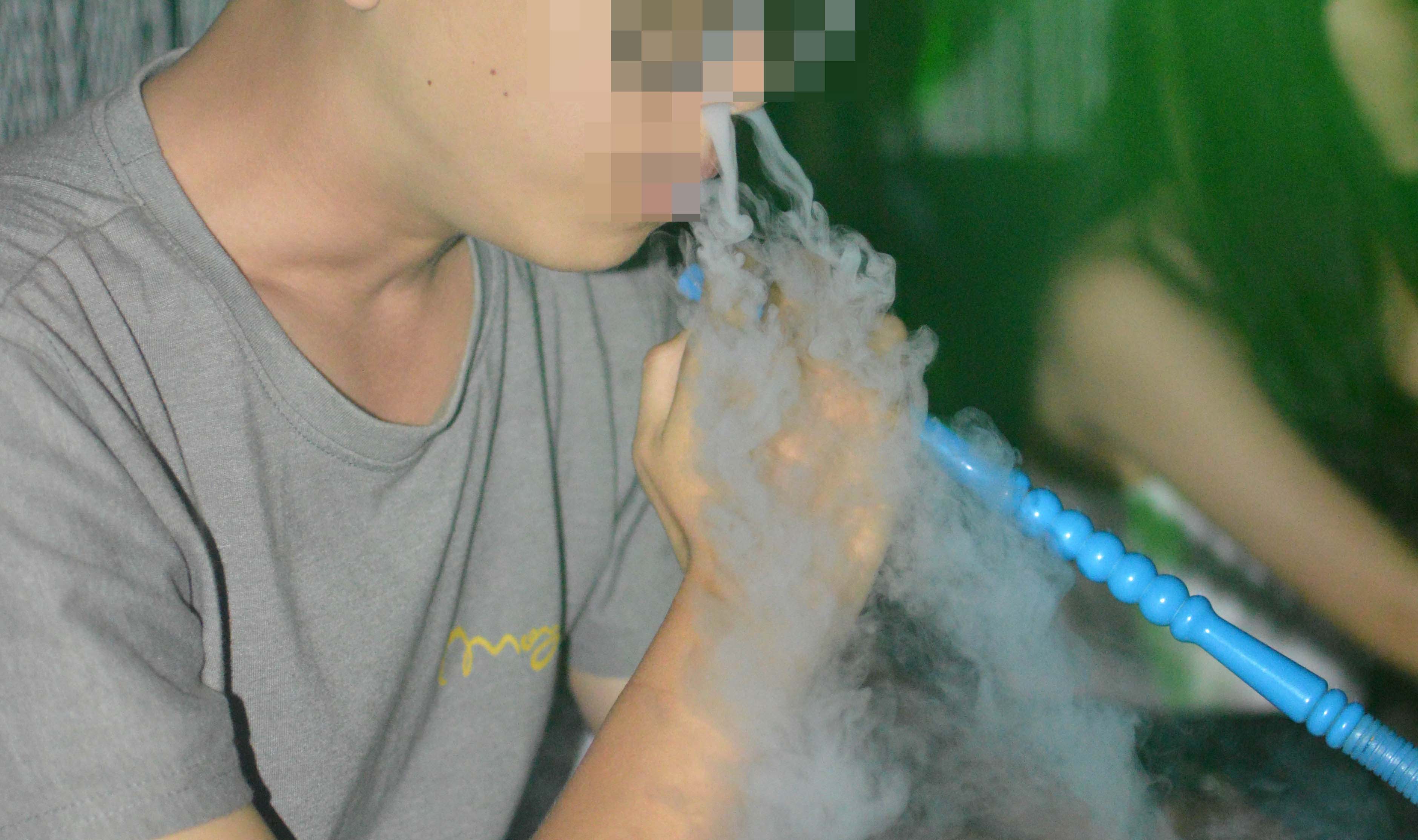 Lượng kh&oacute;i shisha h&iacute;t v&agrave;o tương đương với h&agrave;ng chục, thậm ch&iacute; h&agrave;ng trăm điếu thuốc l&aacute; Ảnh: Ho&agrave;ng Triều
