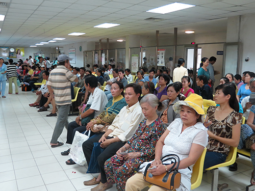 N&ecirc;n đến bệnh viện để được kh&aacute;m v&agrave; giải quyết  dứt điểm cơn đau. Trong ảnh: Chờ kh&aacute;m bệnh tại Khoa Kh&aacute;m bệnh, Bệnh viện Nh&acirc;n d&acirc;n Gia Định. (Ảnh chỉ c&oacute; t&iacute;nh minh họa)