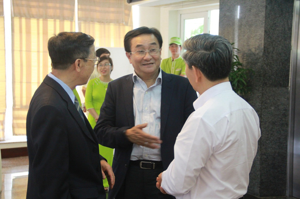 C&aacute;c đại biểu trao đổi b&ecirc;n lề hội nghị