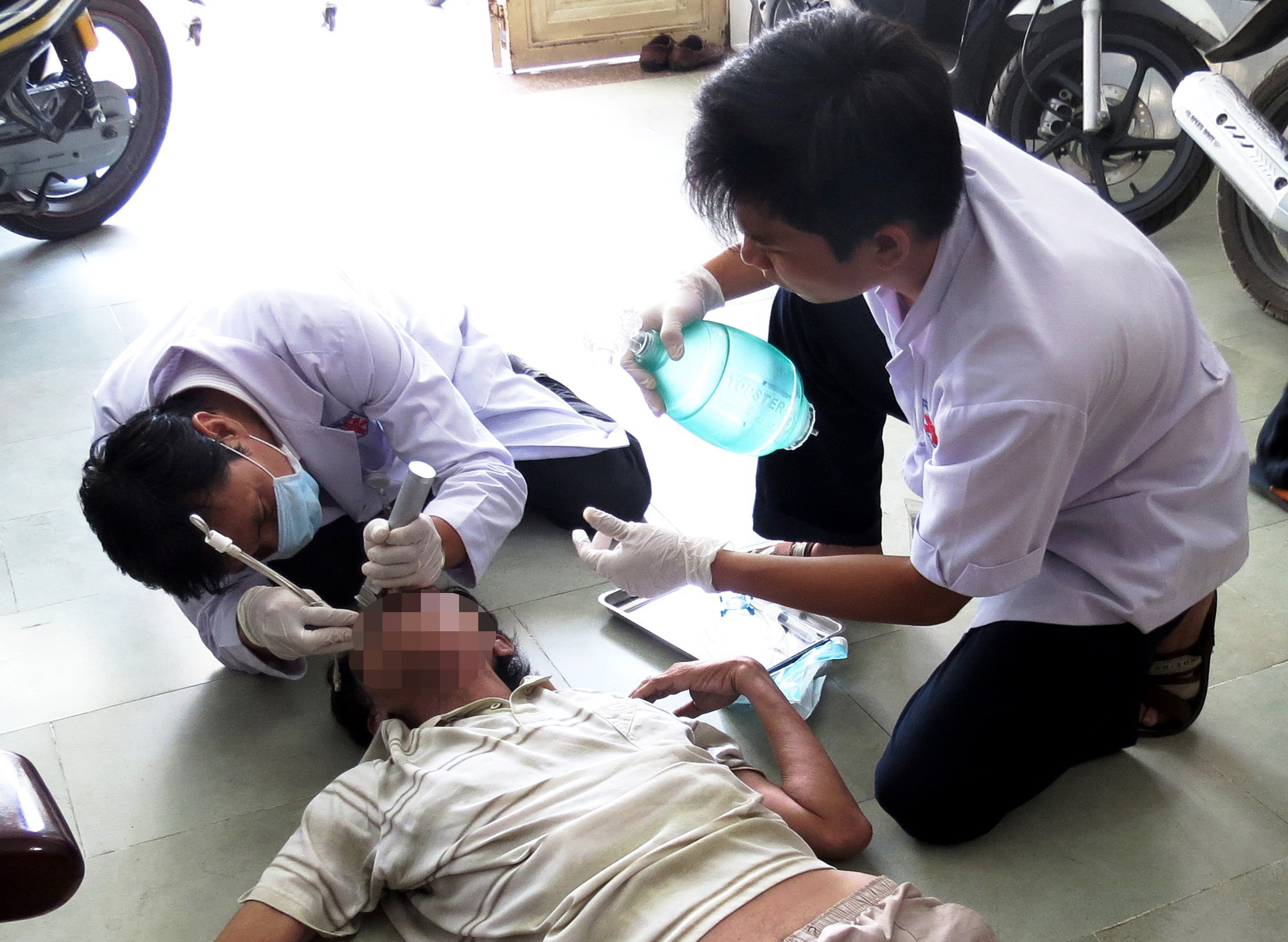 Các bác sĩ, điều dưỡng của Trung tâm Cấp cứu 115 cấp cứu thành công một trường hợp bị ngưng tim, ngưng thở