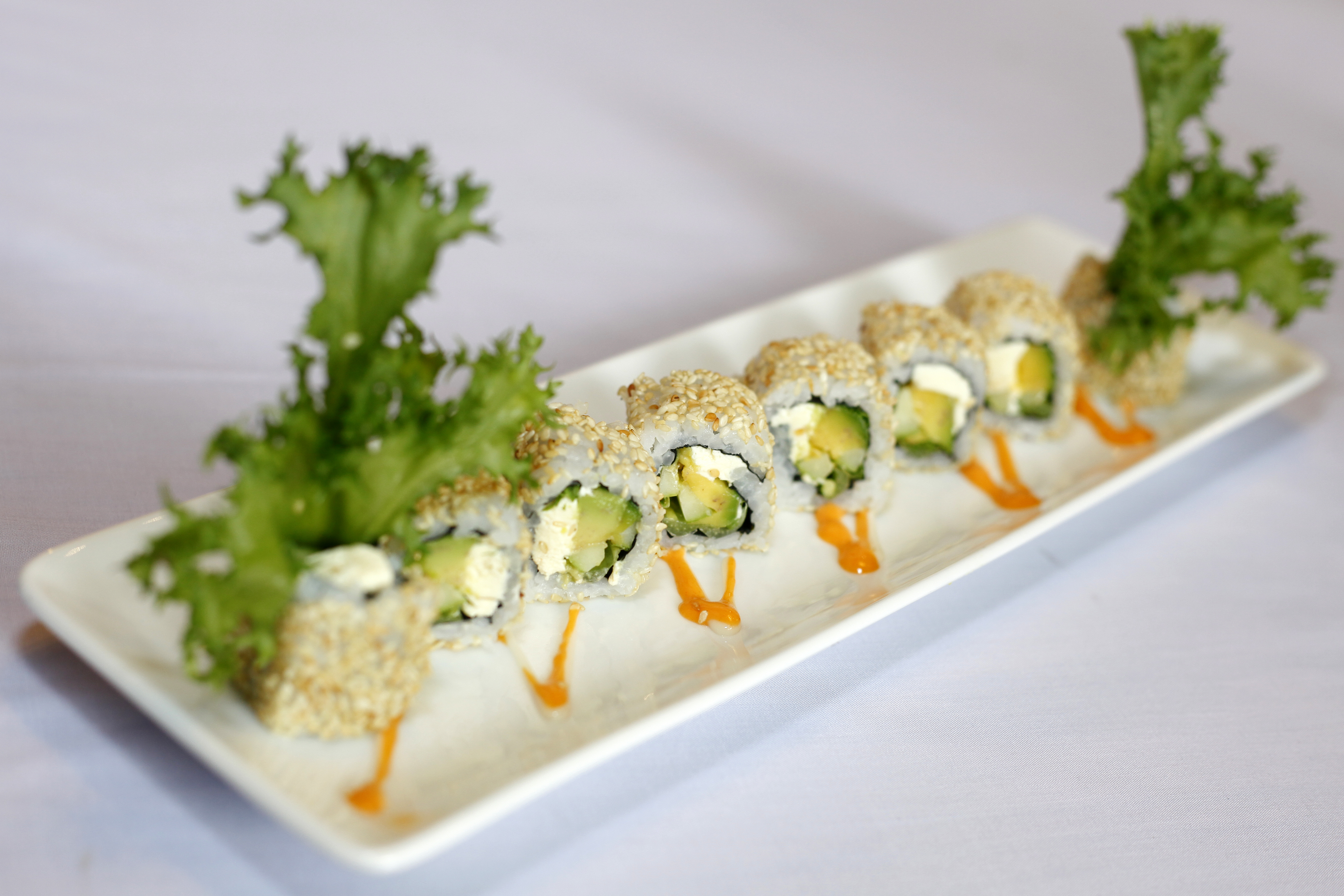 Sushi bơ v&agrave; ph&ocirc; mai