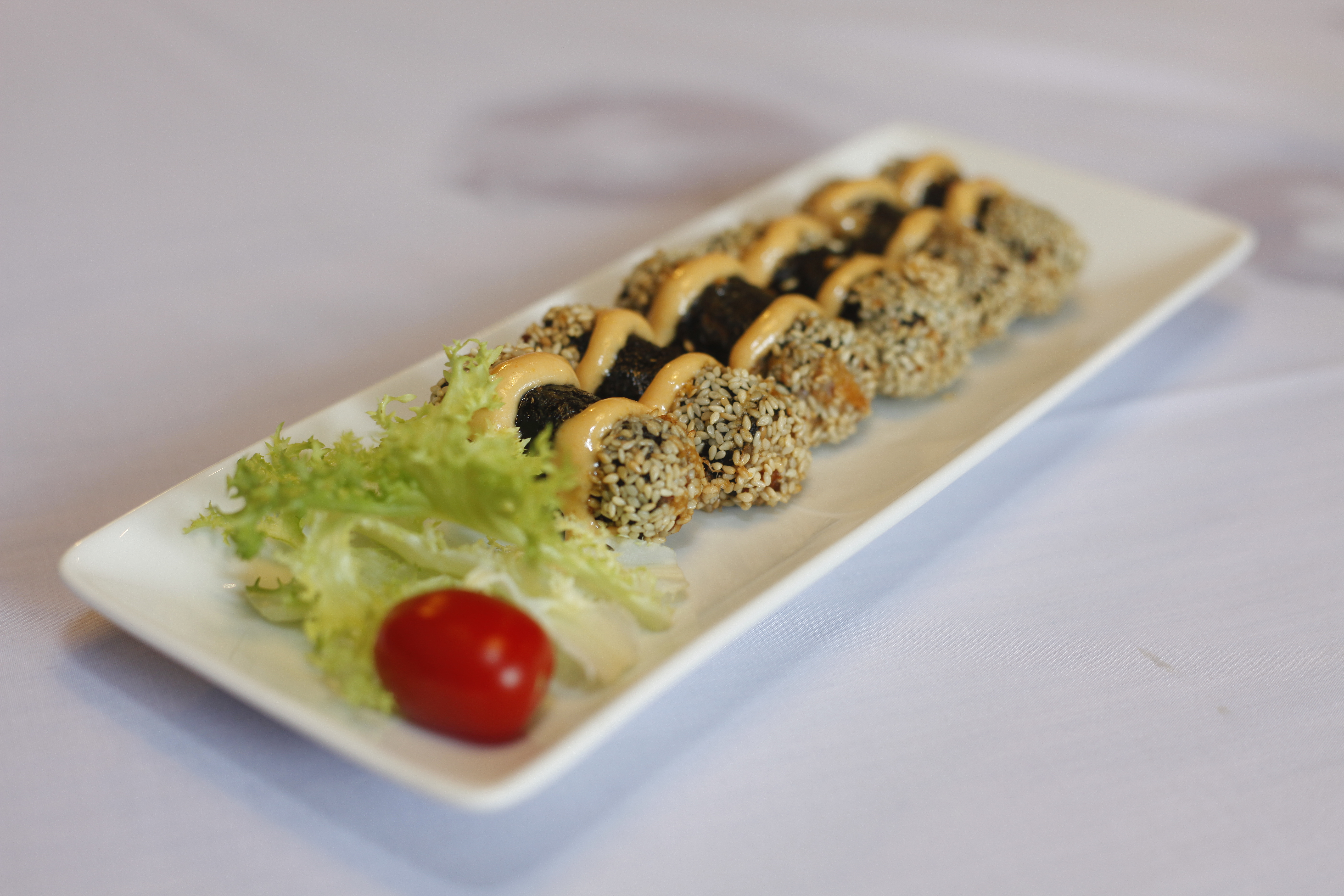 Sushi bơ với trứng c&aacute; chuồn