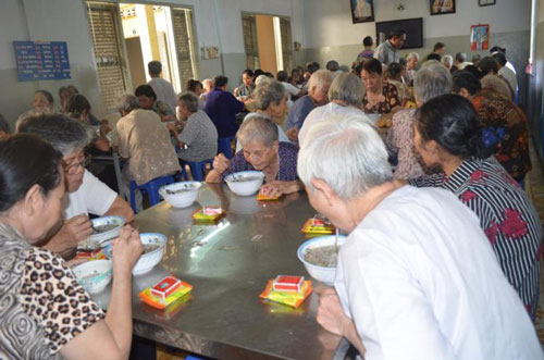 Người già bị suy dinh dưỡng