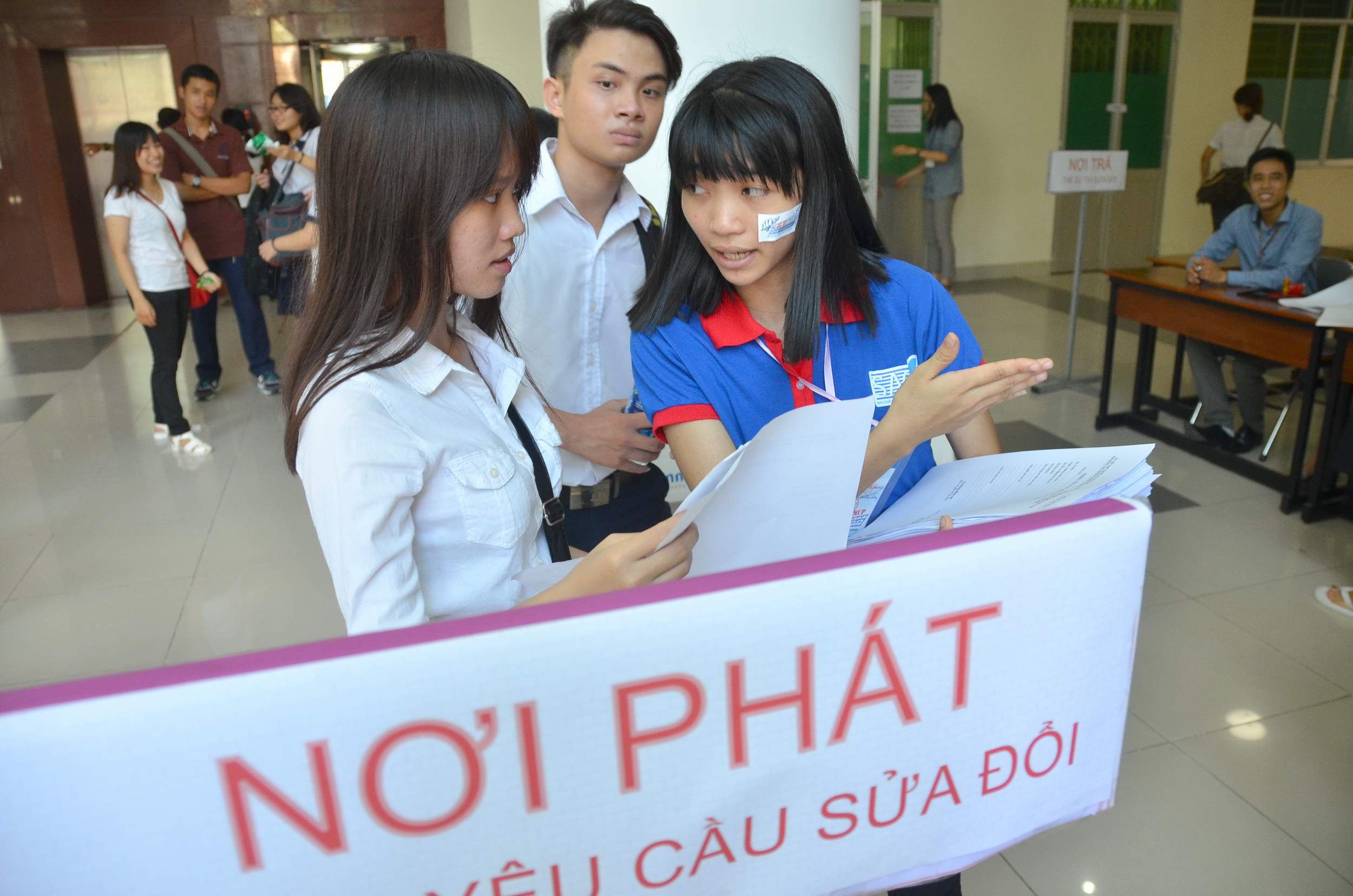 Sinh vi&ecirc;n t&igrave;nh nguyện hướng dẫn th&iacute; sinh l&agrave;m thủ tục dự thi.