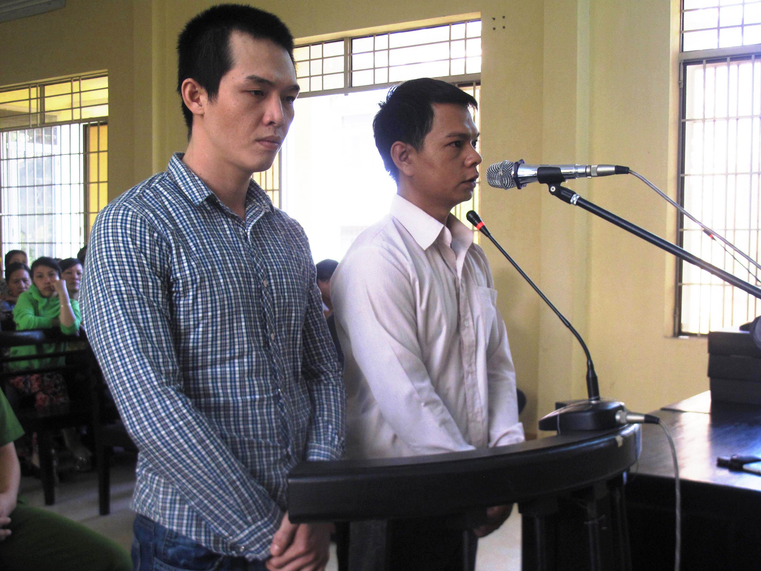 2 c&ocirc;ng an x&atilde; L&ecirc; Minh Ph&aacute;t (tr&aacute;i) v&agrave; L&ecirc; Ngọc T&acirc;m kể lại việc bắt v&agrave; đ&aacute;nh chết 1 học sinh
