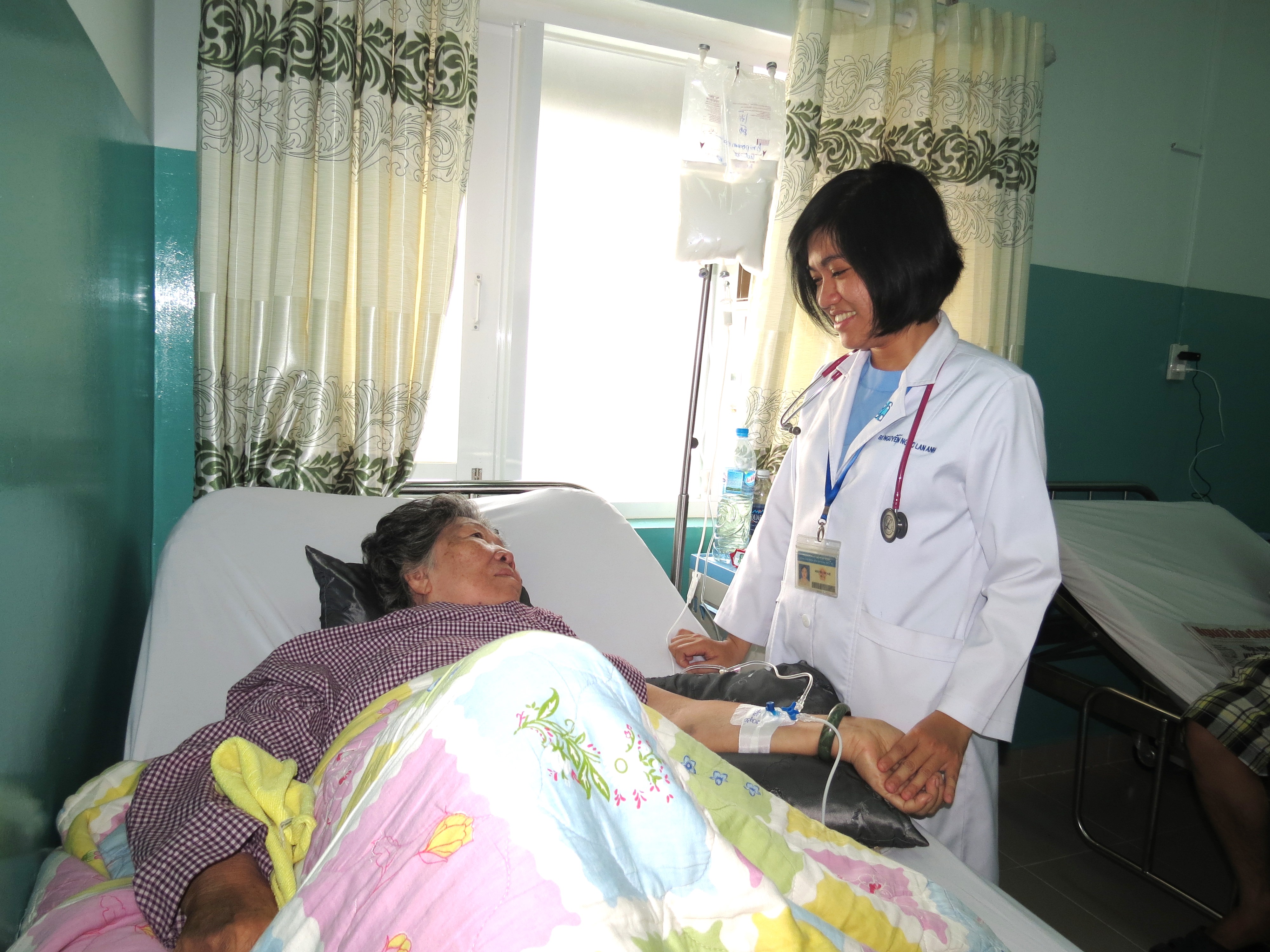Hơn 3 giờ chiều, những phần qu&agrave; Tết bắt đầu được chuyển đến c&aacute;c bệnh nh&acirc;n ở lại.