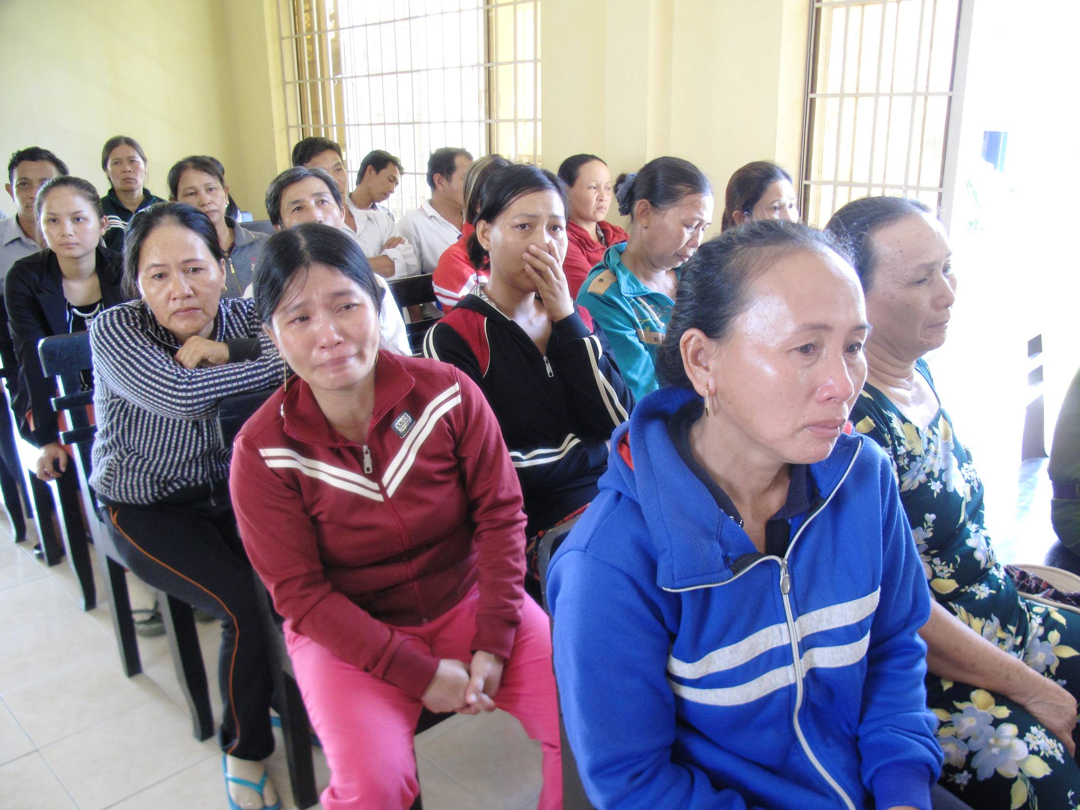 Người dự khán bất ngờ, nhiều người bật khóc trước bản án của tòa