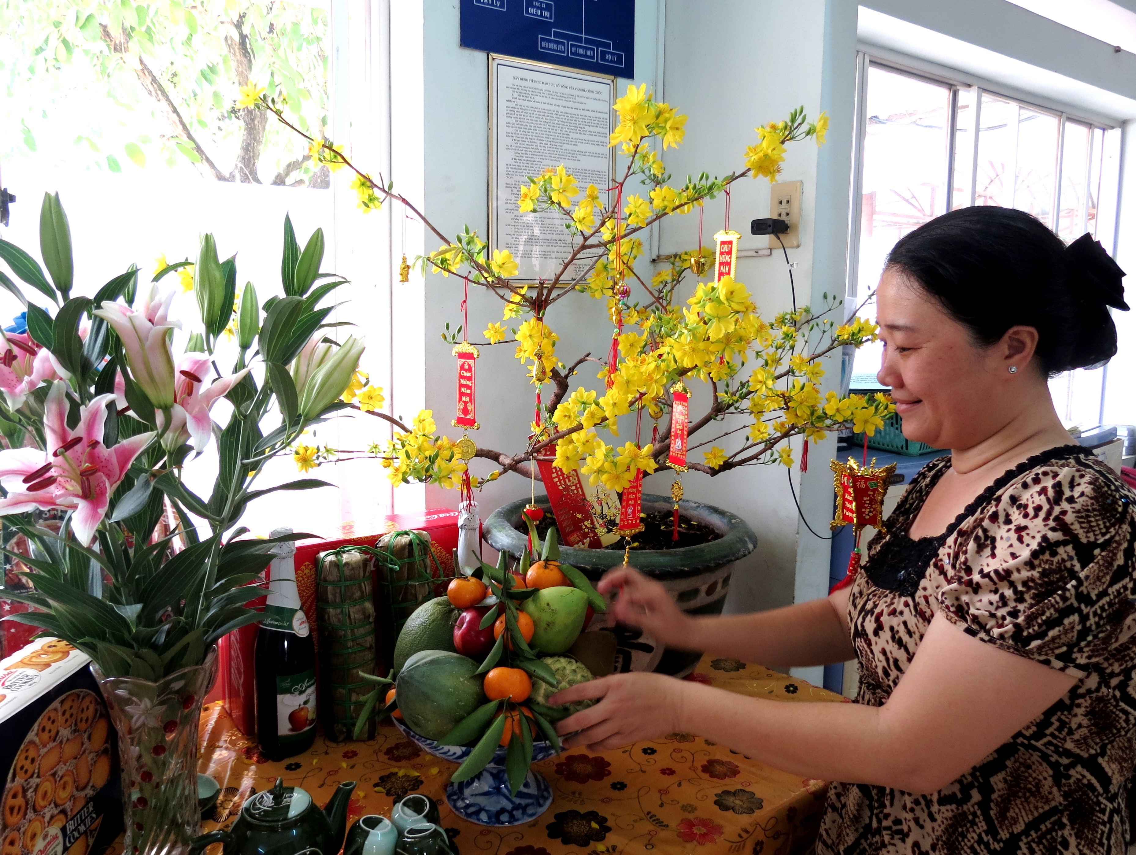 Bệnh nh&acirc;n ở lại, đồng nghĩa sẽ c&oacute; những chiếc blouse trắng cũng phải trắng đ&ecirc;m trong c&aacute;c ca trực để đồng h&agrave;nh với họ. Một ch&uacute;t kh&ocirc;ng kh&iacute; Tết đ&atilde; được c&aacute;c anh chị đem v&agrave;o ca trực