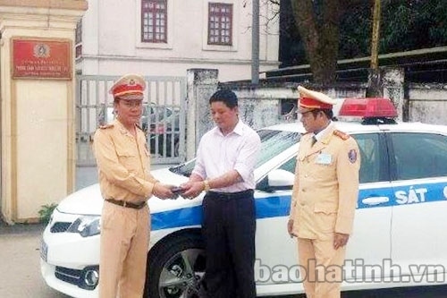 Chiến sĩ công an nhặt của rơi, tìm người trả lại
