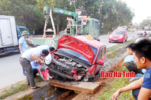 Tài xế ngủ gật, xe lao xuống mương