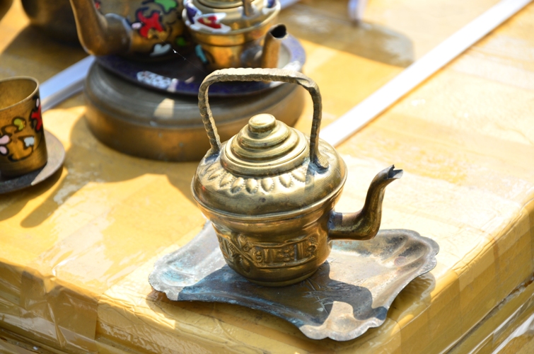 Ấm tr&agrave; bằng đồng cổ