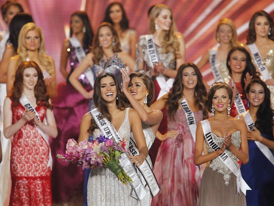 Mỹ nh&acirc;n Colombia Paulina Vega l&uacute;c đăng quang