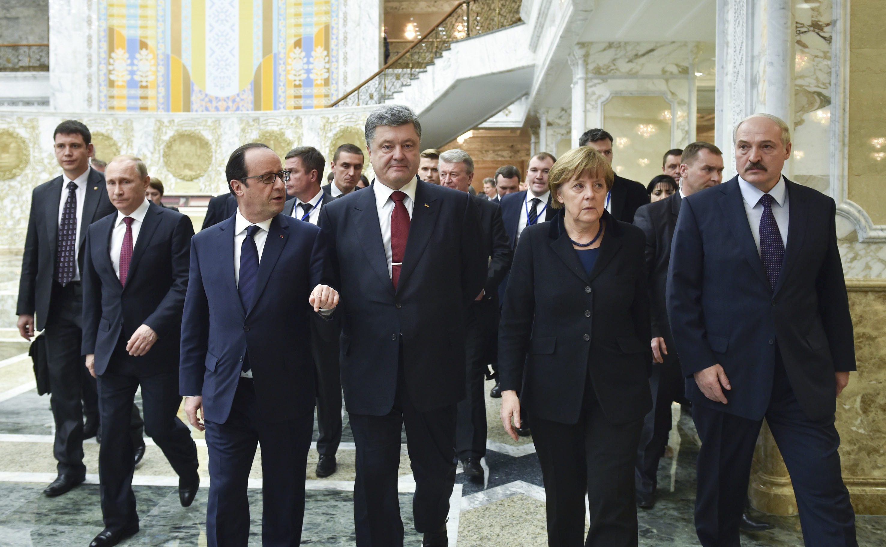 Từ phải qua, hàng trước: Tổng thống Belarus Alexander Lukashenko, Thủ tướng Đức Angela Merkel, Tổng thống Ukraine Petro Poroshenko, Tổng thống Pháp Francois Hollande và Tổng thống Nga Vladimir Putin tại Minsk. Ảnh: Reuters