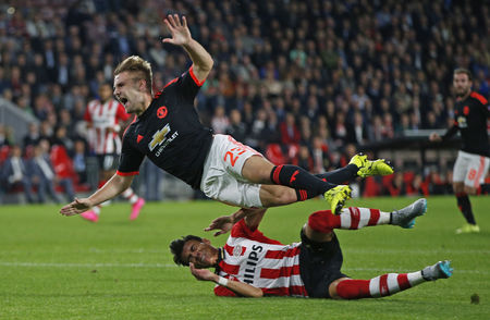Shaw gãy chân: “Thủ phạm” xin lỗi, HLV Van Gaal đòi phạt nặng