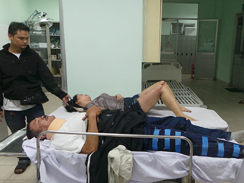 Nạn nh&acirc;n đang được cấp cứu tại Bệnh viện Nh&acirc;n d&acirc;n 115 Ảnh: NGUYỄN THẠNH