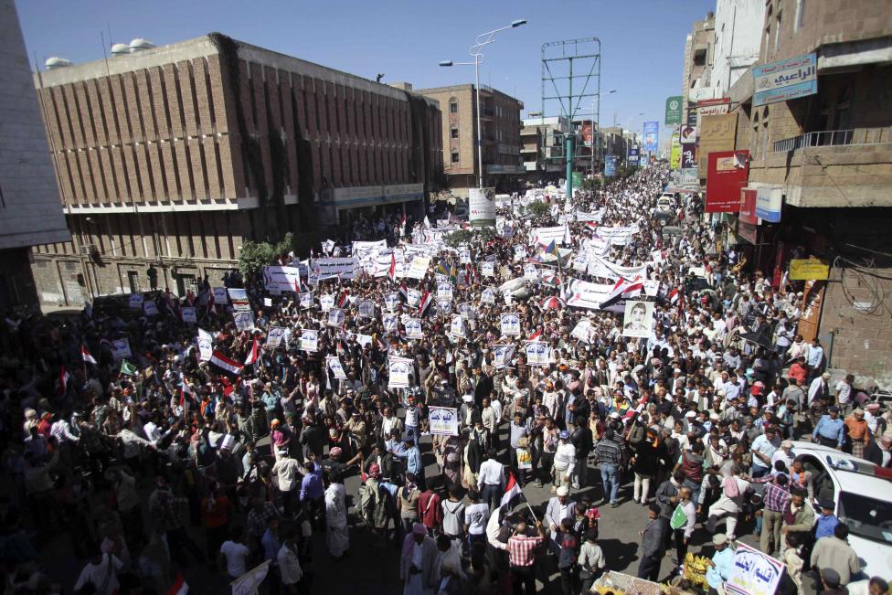 Những người biểu t&iacute;nh phản đối phiến qu&acirc;n Houthi. Ảnh: Reuters