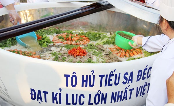 Rồi đổ 60 l&iacute;t nước s&uacute;p v&agrave;o