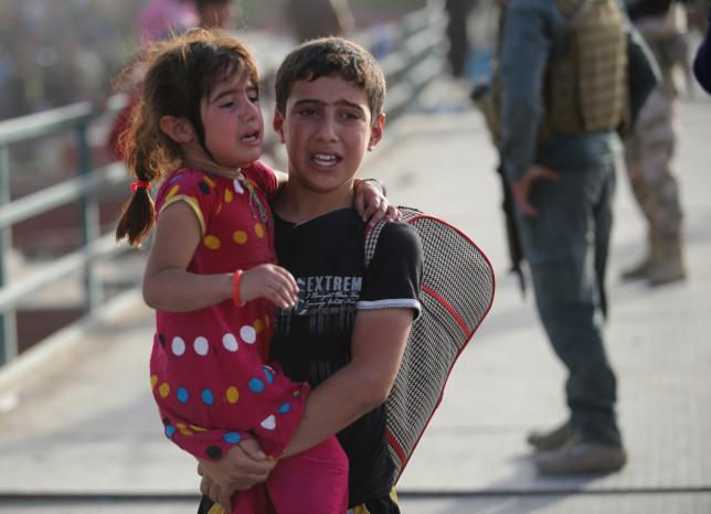 Người d&acirc;n sơ t&aacute;n khỏi Ramadi,. Ảnh: Reuters