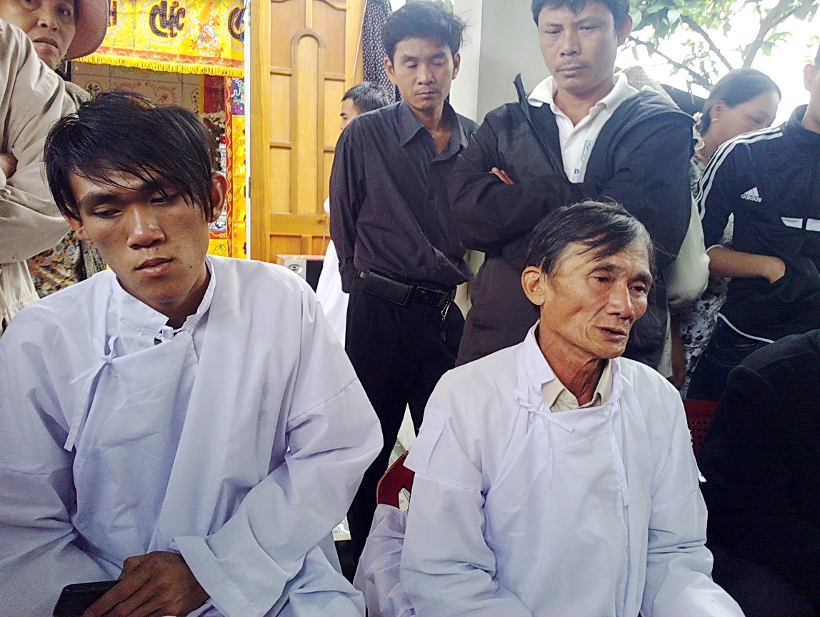 Chồng b&agrave; Nga (phải) v&agrave; An kể lại sự việc