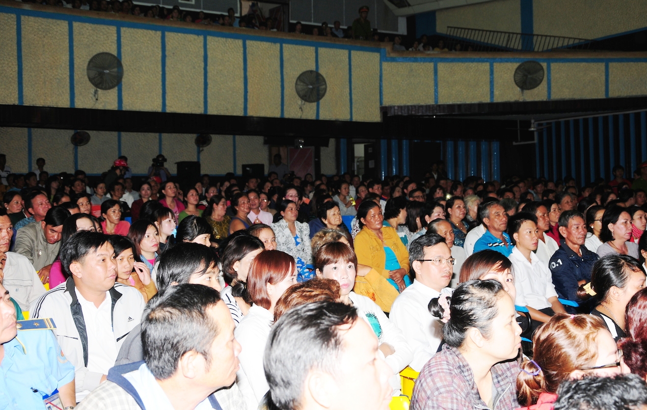 Gia đình đem di ảnh của bà Lý để nghe xét xử.