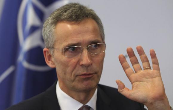 &Ocirc;ng Jens Stoltenberg trong cuộc họp b&aacute;o. Ảnh: Reuters