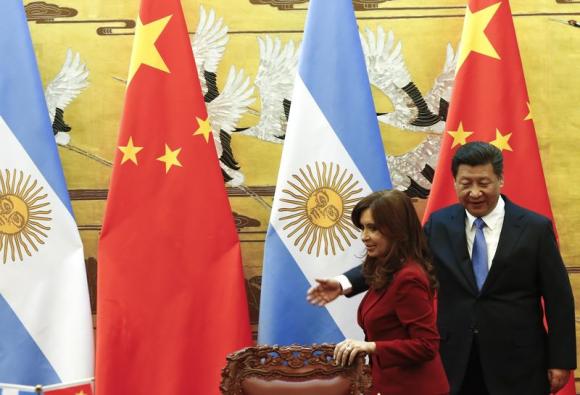 Tổng thống Argentina Cristina Fernandez (tr&aacute;i) gặp Chủ tịch Trung Quốc Tập Cận B&igrave;nh (phải) trong chuyến thăm Trung Quốc. Ảnh: Reuters