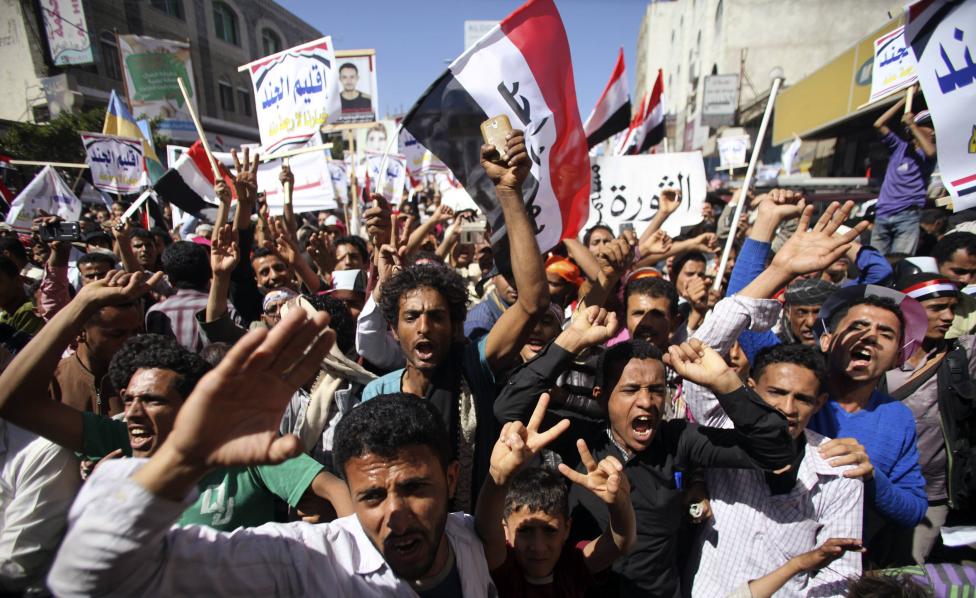Nhiều người h&ocirc; vang khẩu hiệu phản đối Houthi. Ảnh: Reuters