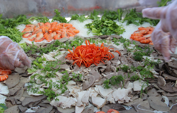 Cho nguy&ecirc;n liệu v&agrave;o trong t&ocirc;