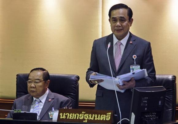 Thủ tướng Th&aacute;i Prayuth Chan-ocha (phải) v&agrave; Ph&oacute; Thủ tướng Prawit Wongsuwan