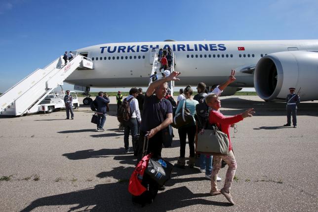 Máy bay hạ cánh tại sân bay Casablanca. Ảnh: Reuters