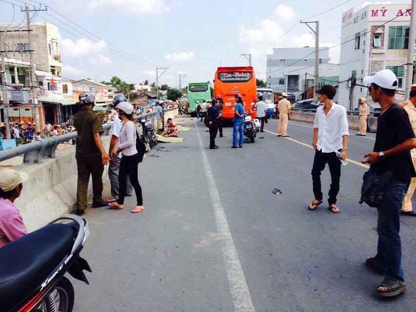 Hiện trường sau vụ tai nạn s&aacute;ng 7-5, tại cầu Ba Si, Tr&agrave; Vinh