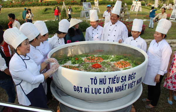 T&ocirc; hủ tiếu khủng ho&agrave;n th&agrave;nh sau nhiều giờ