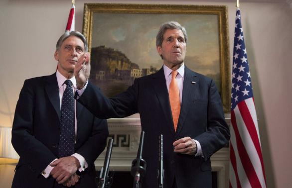 John Kerry (phải) v&agrave; người đồng cấp Philip Hammond. Ảnh: Reuters